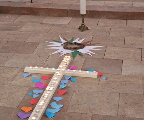 Kreuz mit Herzen auf dem Boden