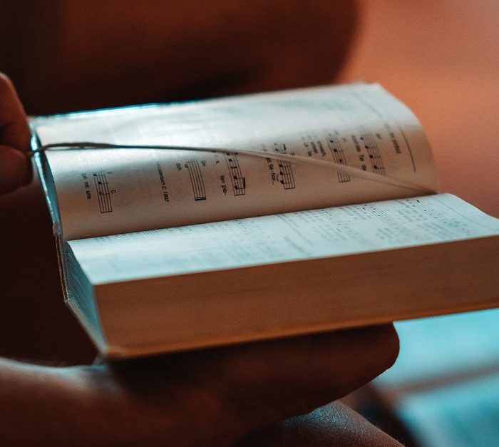 aufgeschlagenes Buch in der Hand