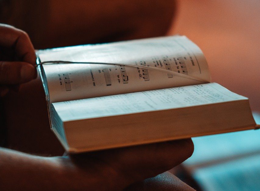 aufgeschlagenes Buch in der Hand