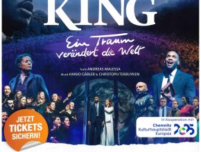 Zu sehen ist ein Plakat für das Musical mit mehreren Singenden