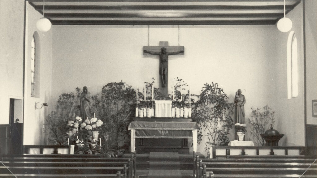 Altarraum mit Kreuz
