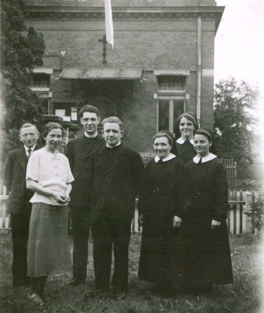 Sr. Ingonda Hümmer, Sr. Adelbalda Kamm, Sr. Julitta Weißkirchen, Pfr. Christian Köhler, Kpl. Georg Dittel, Haushälterin Frl. Schreyer, Küster Franz Stasiak (von rechts)