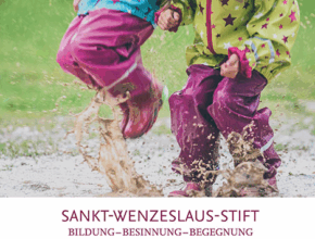 Bild mit Kindern, die in Pfützen springen