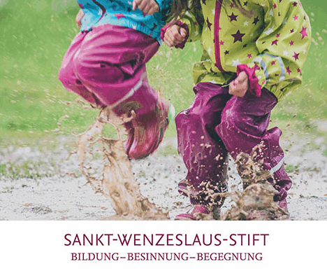 Bild mit Kindern, die in Pfützen springen