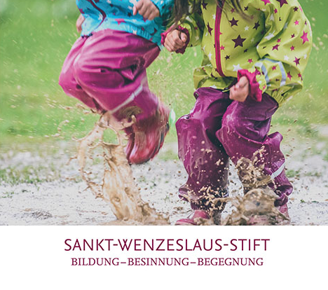 Bild mit Kindern, die in Pfützen springen